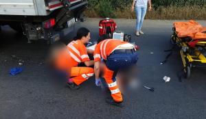 Copil de 6 ani și o tânără, striviți de TIR pe trecerea de pietoni, în Arad. Copilul a murit