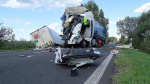 Doi români au intrat cu BMW-ul în două camioane făcute praf, în Ungaria