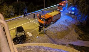 Imagini cumplite la Bistriţa, unde un tânăr de 20 de ani a intrat cu maşina într-o pasarelă de beton