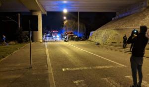 Imagini cumplite la Bistriţa, unde un tânăr de 20 de ani a intrat cu maşina într-o pasarelă de beton