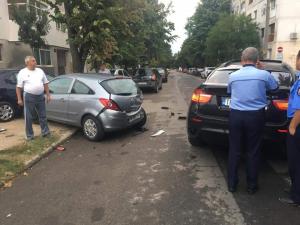 BMW X6 abandonat în stradă, după accident, la Roşiori. O sabie găsită lângă scaunul şoferului