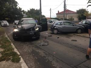 BMW X6 abandonat în stradă, după accident, la Roşiori. O sabie găsită lângă scaunul şoferului