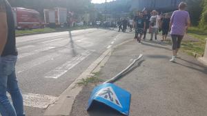 Imagini după impactul provocat de un mire în Reșița, după cununie. Tânărul și-a distrus BMW-ul