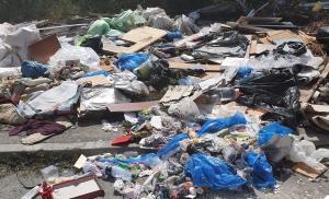 Locuitori din Sectorul 2, probleme cu mirosul emanat de munţii de gunoaie de pe stradă