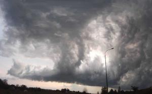 Furtuni puternice şi ploi torenţiale lovesc în scurt timp 17 judeţe. Alertă meteo de vreme severă în România