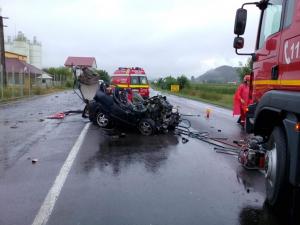 Imagini de coşmar la Căpuşu Mare, în Cluj. Şofer mort, maşină zdrobită de TIR (video)