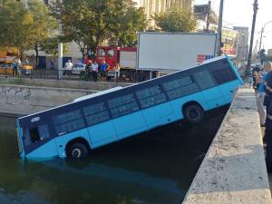 Un autobuz de călători a căzut în Dâmboviţa, la podul de la Eroilor. Imagini de la locul accidentului