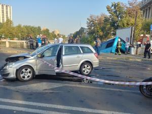 Un autobuz de călători a căzut în Dâmboviţa, la podul de la Eroilor. Imagini de la locul accidentului