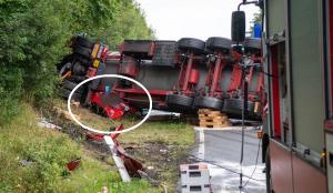 Un TIR de 40 de tone a căzut peste o Toyota, şoferul maşinii strivit, pe o şosea din Germania