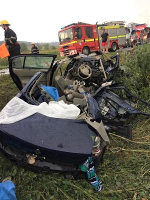 Imagini de groază în Braşov, un TIR a făcut praf un Renault intrat pe contrasens. Sunt doi morţi, un copil de 3 ani printre răniţi