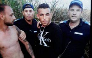 Jandarmii care şi-au făcut selfie cu evadaţii pe care i-au prins au fost pedepsiţi: li s-a atras atenţia!