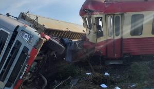 Accident violent cu un tren şi un camion, în judeţul Timiş (Foto)