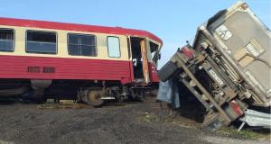 Accident violent cu un tren şi un camion, în judeţul Timiş (Foto)