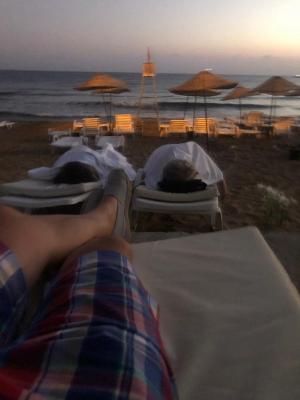 Doi români aflaţi în vacanţă, în Cipru, au dormit pe plajă după ce au evacuat hotelul în urma unei explozii (Video)