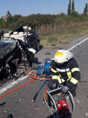 Un şofer de 74 de ani, la volanul unui BMW, a murit spulberat de un camion după ce nu a acordat prioritate