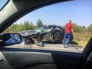 Un şofer de 74 de ani, la volanul unui BMW, a murit spulberat de un camion după ce nu a acordat prioritate