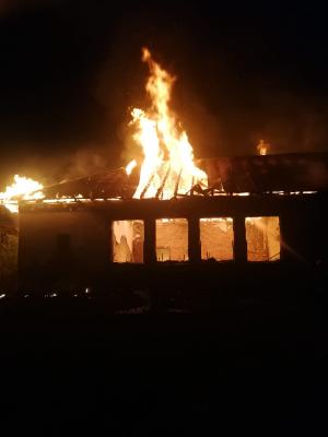 Incendiu puternic la o fostă școală din Suseni. Clădirea a fost devastată de foc