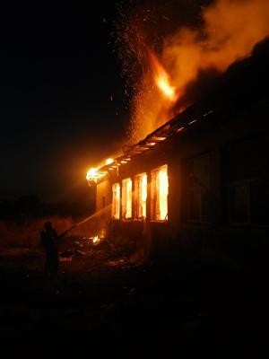 Incendiu puternic la o fostă școală din Suseni. Clădirea a fost devastată de foc