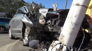 Un şofer cu o alcoolemie uriaşă a rupt cu bolidul un stâlp de electricitate, în Reşiţa (Video)