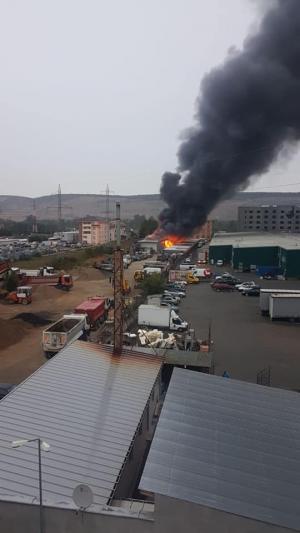 Flăcări uriaşe la Floreşti, în Cluj. Arde un depozit, sunt 8 maşini de pompieri la intervenţie