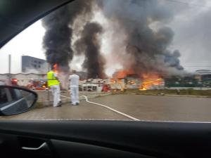 Flăcări uriaşe la Floreşti, în Cluj. Arde un depozit, sunt 8 maşini de pompieri la intervenţie