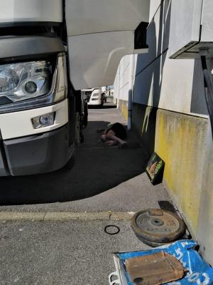 Şofer român de TIR luat de poliţie, în Belgia. A lovit două maşini şi apoi a adormit lângă cabină (video)