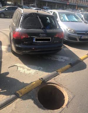 Un capac de canal sărit în aer a distrus luneta unui Audi, în București