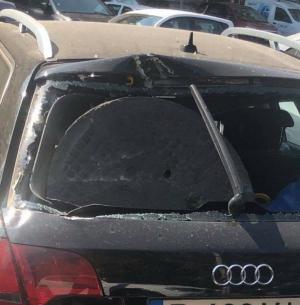 Un capac de canal sărit în aer a distrus luneta unui Audi, în București