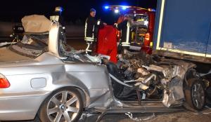 Imagini de coşmar pentru un şofer român de TIR, un BMW a intrat aproape tot sub camionul lui
