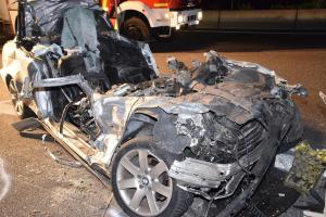 Imagini de coşmar pentru un şofer român de TIR, un BMW a intrat aproape tot sub camionul lui