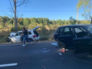 Bolzi de lux distruşi pe şosea, în Argeş. Un Range Rover a fost aruncat în faţa unui Mercedes