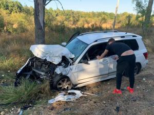 Bolzi de lux distruşi pe şosea, în Argeş. Un Range Rover a fost aruncat în faţa unui Mercedes