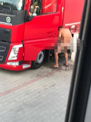 Şoferi români de TIR încăieraţi pe Facebook, din cauza unui coleg pozat gol puşcă în parcare
