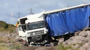 Şofer român de TIR mort în Ţara Galilor, a căzut cu camionul de pe pod. O celebritate a încercat să îl salveze