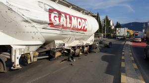 Trei TIR-uri distruse la Ghimbav, în Braşov, după un impact cumplit. Un şofer încarcerat