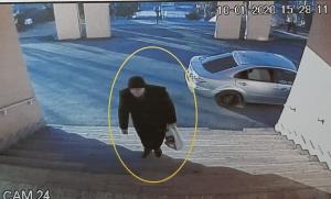 Imagini din spital cu bărbatul care şi-a ucis soţia în cabinet, la Piatra Neamţ (Video)