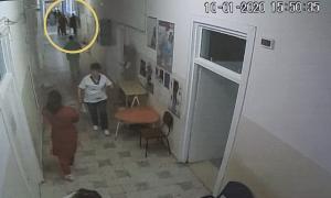Imagini din spital cu bărbatul care şi-a ucis soţia în cabinet, la Piatra Neamţ (Video)