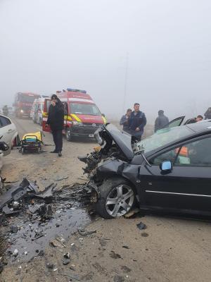 Imagini de groază pe o şosea din Dolj. Doi morţi, 7 răniţi, doi copii în comă, două maşini distruse