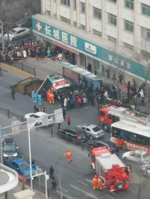 Autobuz oprit în staţie, dispare sub şosea. 6 morţi, 10 dispăruţi, 16 răniţi (video)