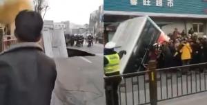 Autobuz oprit în staţie, dispare sub şosea. 6 morţi, 10 dispăruţi, 16 răniţi (video)