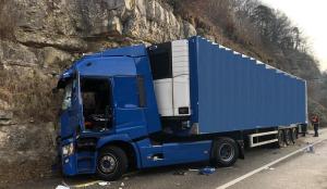 Şofer de camion decapitat în mers de panoul lateral al unei dube alimentare, pe o şosea din Elveţia