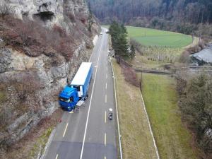Şofer de camion decapitat în mers de panoul lateral al unei dube alimentare, pe o şosea din Elveţia