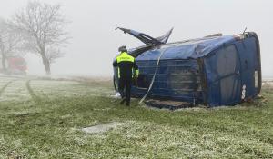 Microbuz răsturnat peste doi oameni, după un grav accident în Constanţa