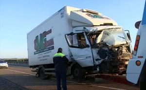 Microbuz cu 8 români lovit în plin de un camion, în Spania. Un mort, 7 răniţi