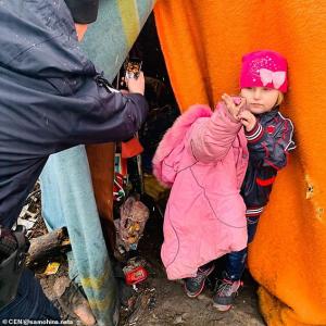 Fetiță abandonată de Crăciun, într-o groapă de gunoi, forțată să mănânce resturile aruncate