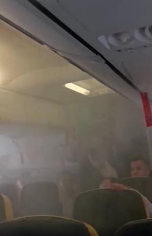 Înregistrare cu momentul în care pilotul avionului aterizat la Otopeni anunţă că aeronava e plină cu fum (audio)