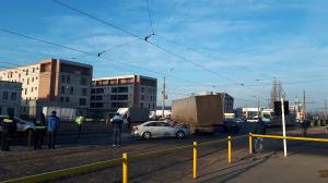 Un şofer de TIR grăbit să facă la dreapta a strivit o Toyota în parapetul de beton, la Craiova
