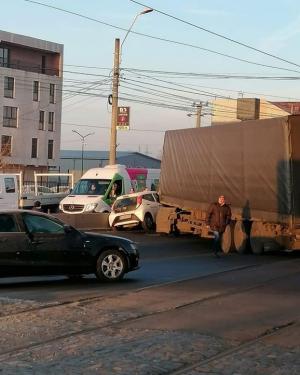 Un şofer de TIR grăbit să facă la dreapta a strivit o Toyota în parapetul de beton, la Craiova