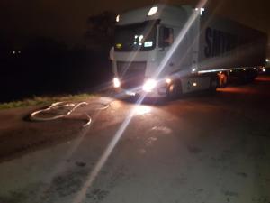 Şofer român de TIR lăsat fără toată motorina, de alţi români, în parcare, în Suedia