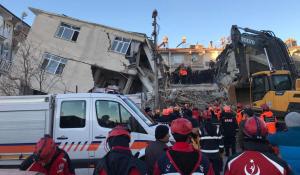 Oameni îngropaţi sub clădirile prăbuşite, după cutremurul de 6,8 Richter din Turcia